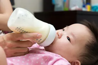 1800ss_getty_rf_baby_drinking_from_bottle