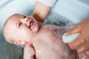 ضع يدك دائمًا على طفلك أثناء وقت الاستحمام. هل لديك أي مستلزمات قد تحتاجها في متناول يدك. (صورة) الائتمان: Westend61/Getty Images)