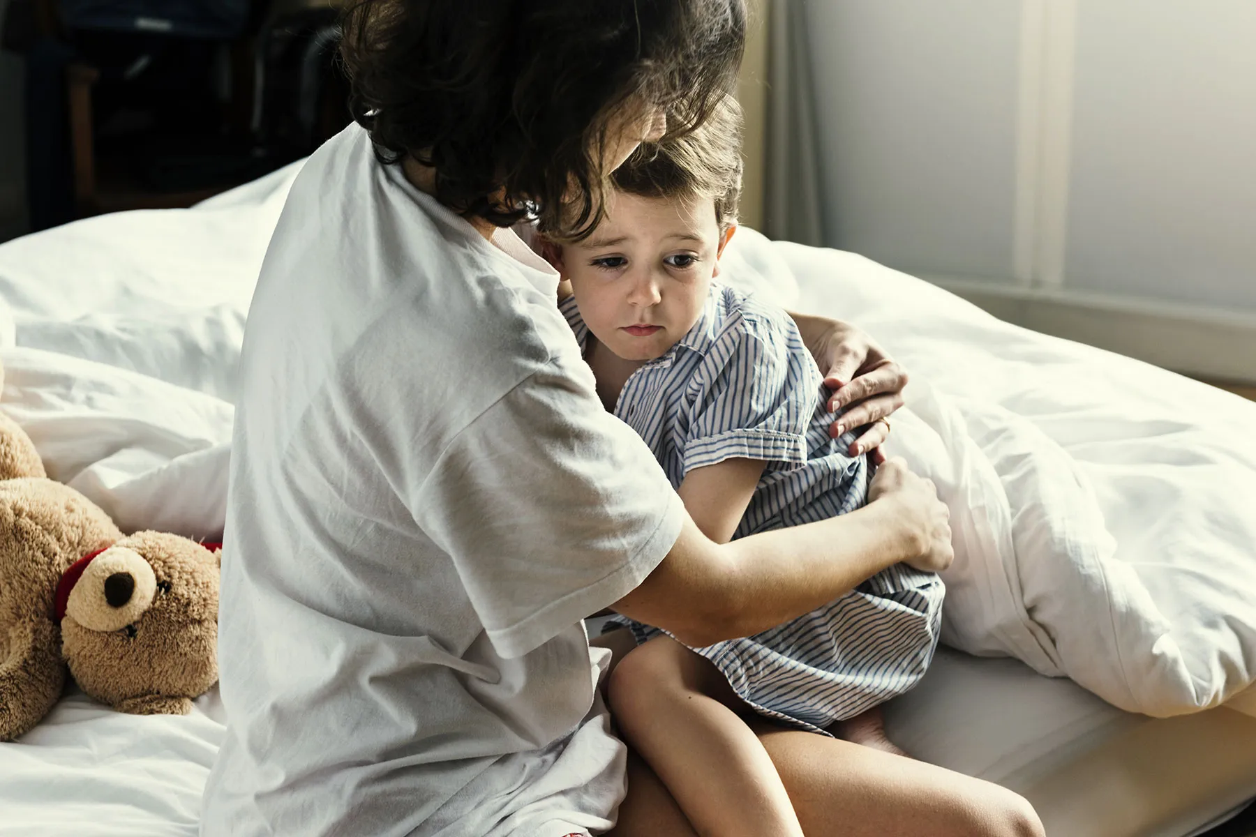 мама в стрессе. страшно быть мамой. мама волнуется за ребенка. мамы боятся за нашу жизнь но они не знают как мы боимся жизни без них. плачущая женщина с ребенком.