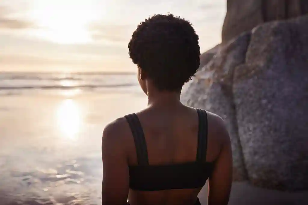 woman-looking-at-ocean