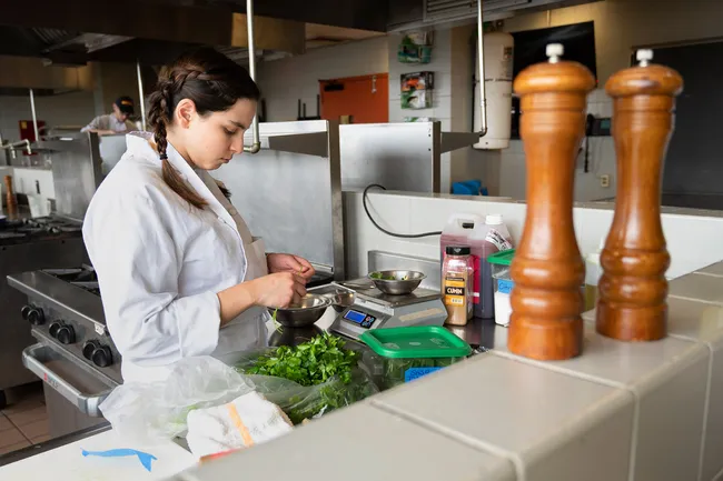 Làm thuốc từ ‘Bụi cà rốt’: Các đầu bếp và nhà khoa học tìm ra những cách mới để nuôi sống chúng ta