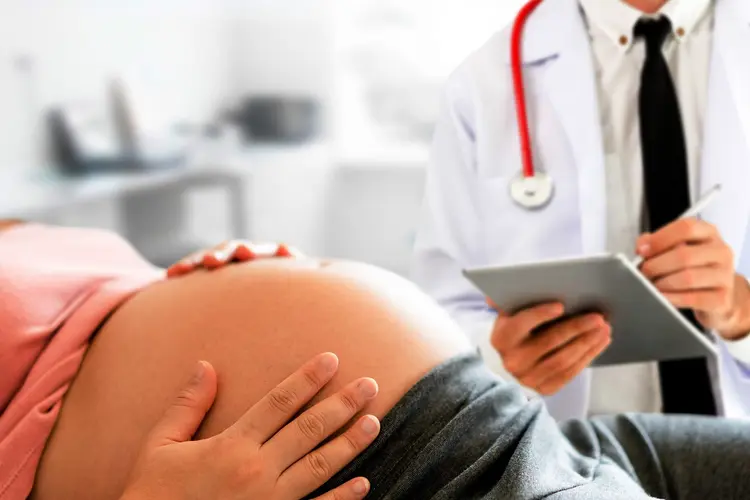 photo of pregnant woman at doctor