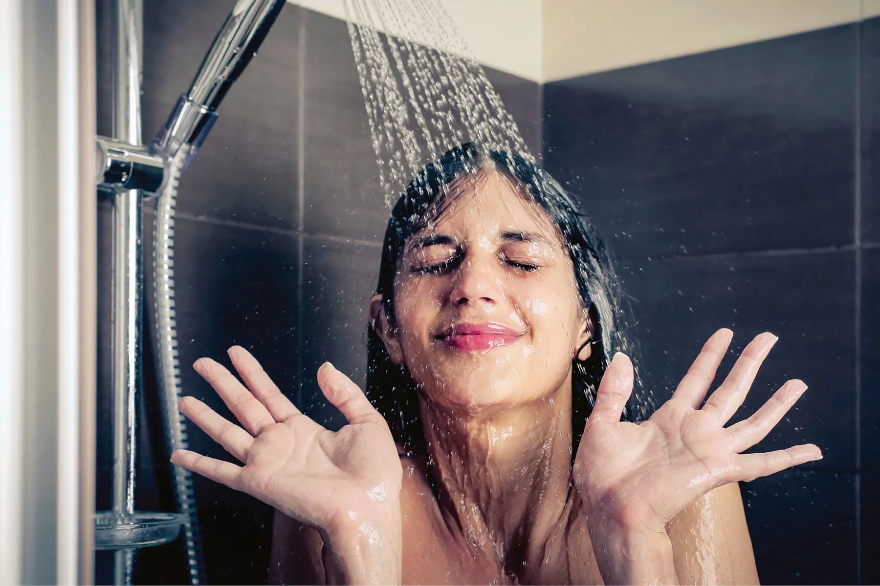 Shower face. Фотосессия в душе. Принятие душа. Девушка моется под душем.