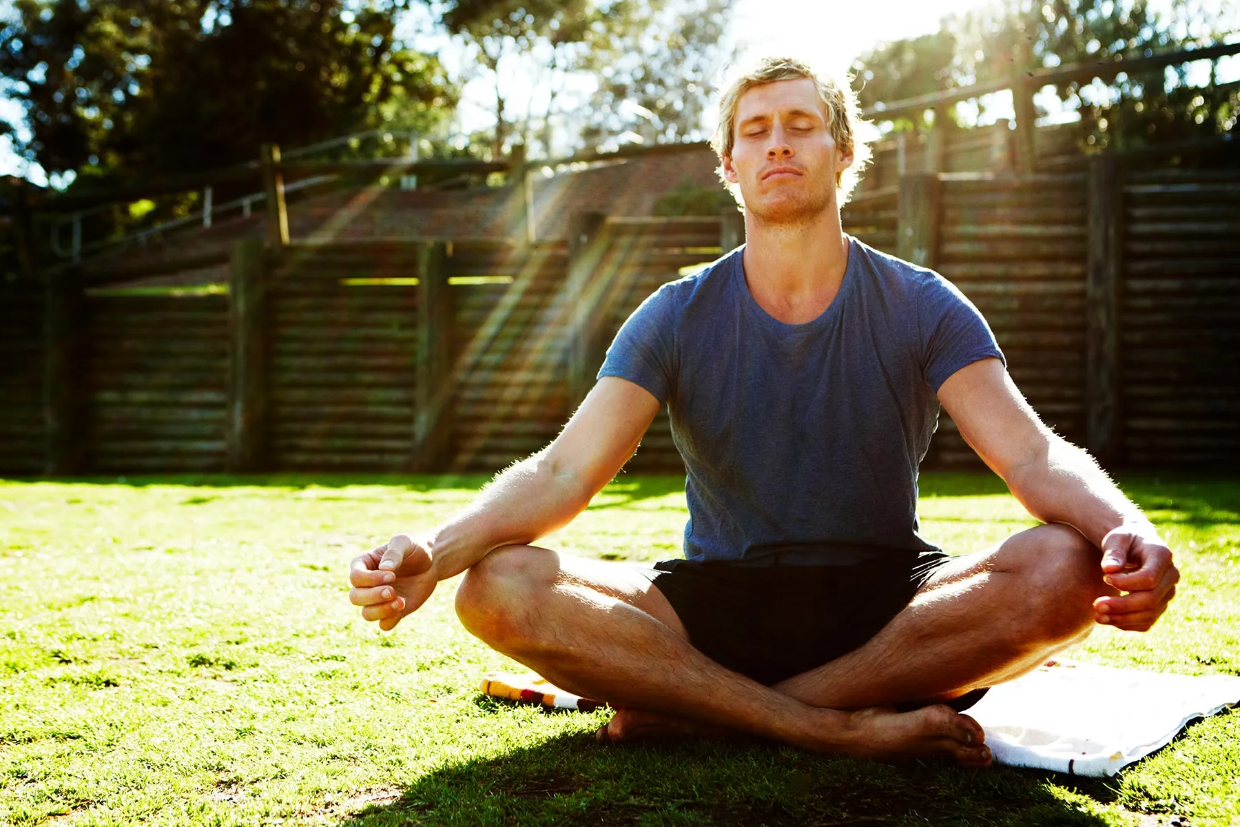 Медитирующий йог. Мужчина на йоге. Мужчина занимается йогой. Медитация мужчина. Мужчина йог.