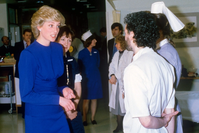 1987: Princess Diana Reaches Out