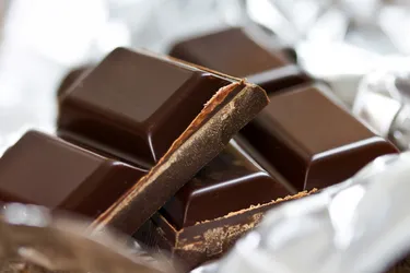 شکلات تلخ برخی از فواید سلامتی دارد، اما کالری، چربی و قند افزوده بالایی دارد، بنابراین بهتر است آن را در حد اعتدال مصرف کنید. (اعتبار عکس: iStock / Getty Images)