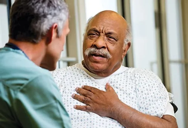 Doktora göğüs ağrısını anlatan kıdemli adam
