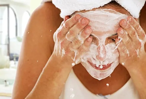 yüzünü sabunla yıkayan kadın