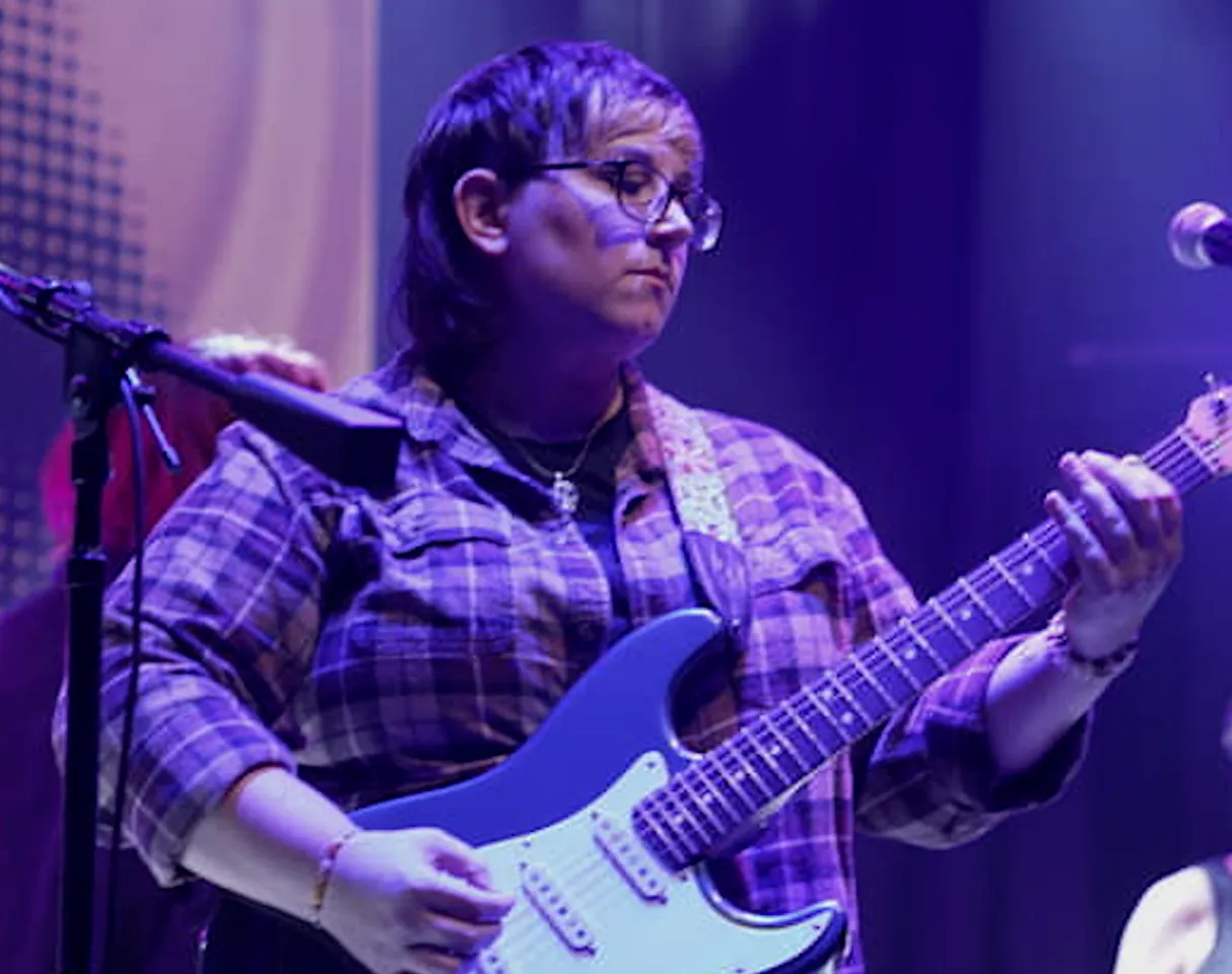 women playing guitar